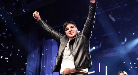 Idols SA Season 7 Winner, Dave van Vuuren acknowledges the audience at the Grand Finale